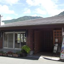 美術館入口  (右手が展示室、左手は喫茶室)