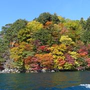 遊覧船に乗って、十和田湖の紅葉を愛でる