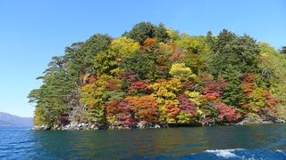 遊覧船に乗って、十和田湖の紅葉を愛でる