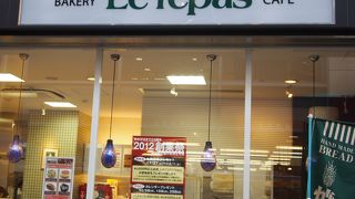 高尾駅前のベーカリーショップ