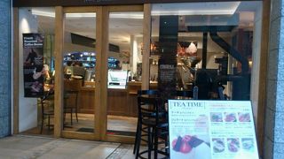 気軽にコーヒーが飲めるカフェ＆本格ピッツアなどイタリアンが楽しめるレストランが融合