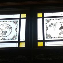 透かし彫りの窓