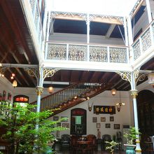 風が吹き抜けるような中庭