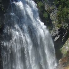 滝に近いところは水しぶきで道が濡れていることも。