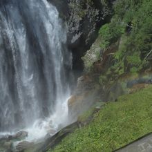 滝壺。トレイルは滝から離れて行きますがさらに続きます