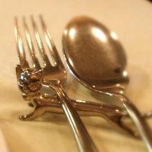 猫のカトラリーレスト。お隣の席のカップルは犬でした。