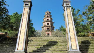 八角七階層のフエのシンボル的な寺
