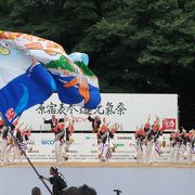 原宿・表参道地区で、８月の最終土日に行なわれる祭りです
