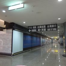 夜中のターミナル内の様子