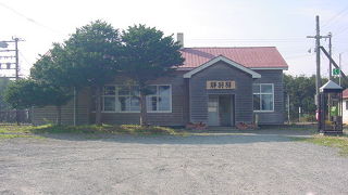 どっしりした木造駅舎です