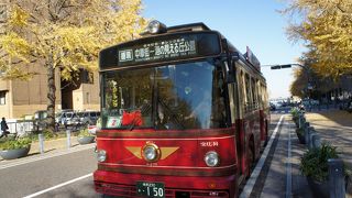 あかいくつは、横浜市内の見所を巡る観光周遊バス