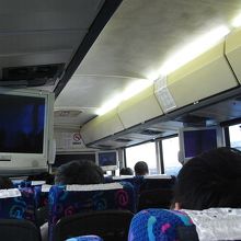 バスは少し古いですが、快適でした。