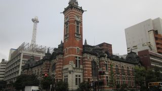 ステンドグラスがきれいです。