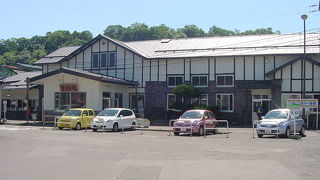 観光客が多く利用する駅です