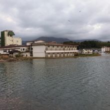 加茂湖のほとりにあります