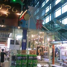 天井が高い！展示室はエレベータで３階へ