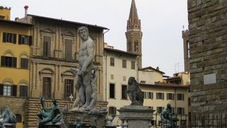 まわりの建物に目を奪われていると見落としてしまいそう