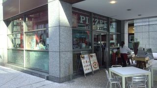 大手町ファーストスクエアの一角にあります。