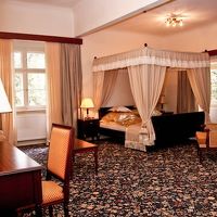 スイートは天蓋ベッドです