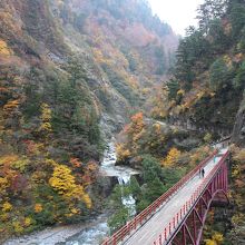 駅からの眺め。この橋を渡ったすぐの所が人喰岩