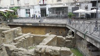 昔の遺構が残るベリーニ広場