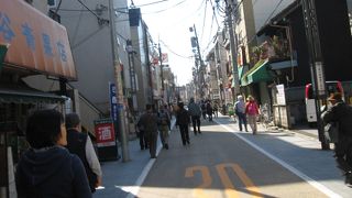 歴史を感じる店が並びます