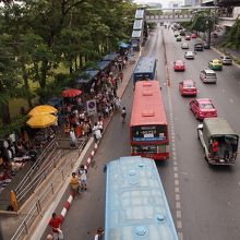BTS駅からウィークエンドマーケットへ