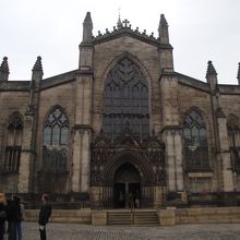 横に広い形が独特です。