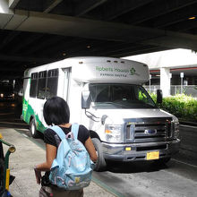 シャトルバス　空港出口を出てすぐのところから乗れる