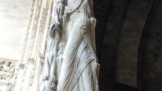 サン・ピエール修道院教会　ロマネスクの彫刻と回廊