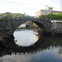 ポツンと架かってます