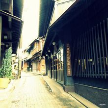 有馬本街道(湯本坂)沿いの炭酸煎餅本家三津森舗