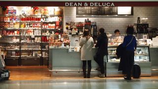 空港のカフェ店です