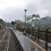 谷間の無人駅