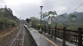 谷間の無人駅