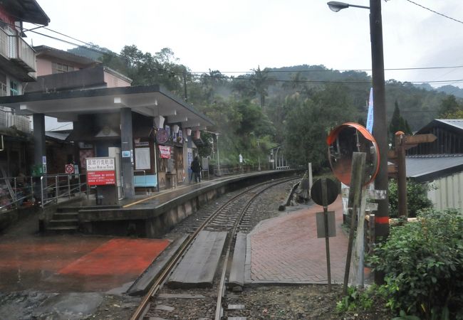 川沿いの小さな駅