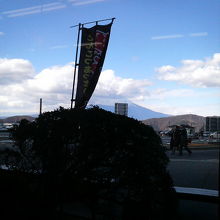 座席から富士山が見えます（雲に隠れてるのが残念）