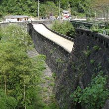 霊台端の右側に見えるのが国道の橋