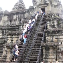 ３階に上る階段はすごく急！気をつけてください。