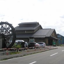 大水車が目印