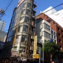 形もキャッチコピーもユニークなビル