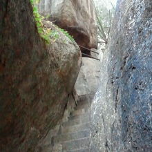 この道…一個の岩をくり抜いて作ってあるみたいです。