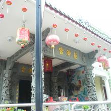 カラフルな中国寺院と、右に洋館