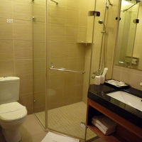 こぎれいなバスルーム。お湯の量も問題なし。