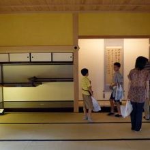 壹之間の正面の違い棚と床の間 