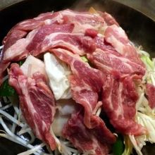 野菜の上で蒸し焼きにします 