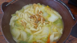 モダンな建物と美味しいほうとう