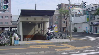 大きな道路に面しています