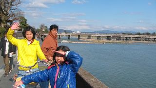 橋自体に雰囲気はあるが、いかにせよ人が多すぎ。