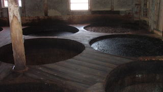 大きな樽で造る貴重な醤油蔵